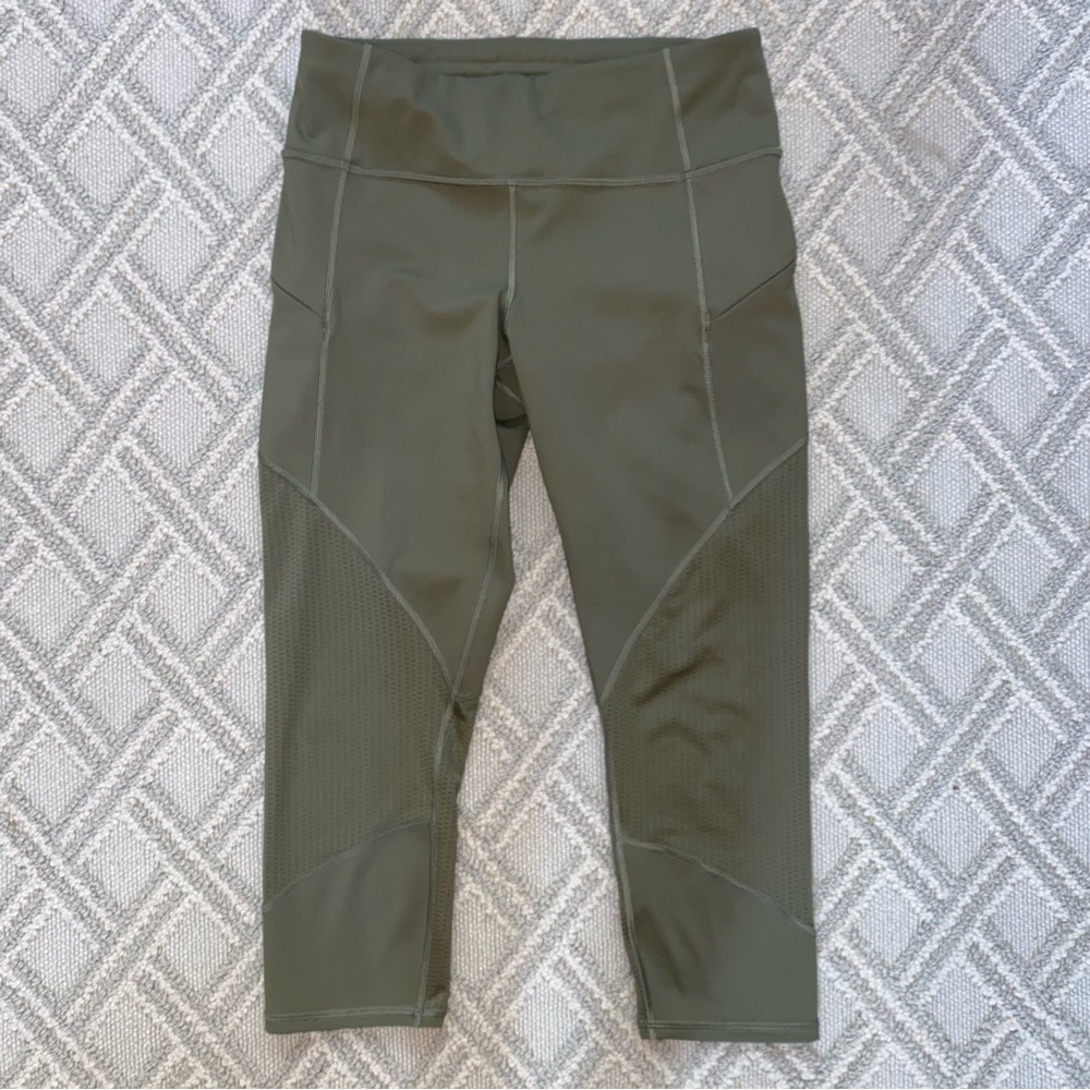 Athleta olive green Mesh Contender Capri crop Pants in Powerlift Size Small